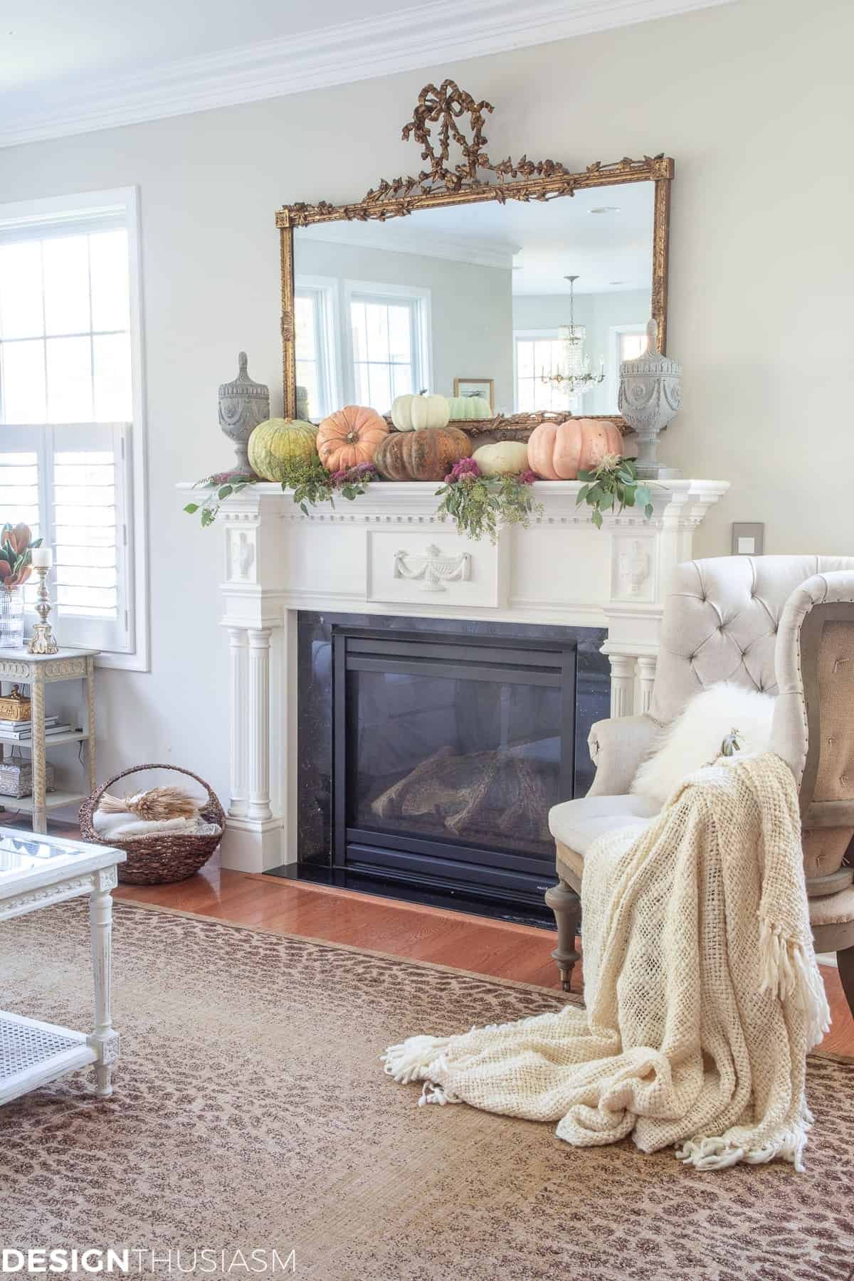 15 Best Fall Living Room Decor 6 fall living room decor decorating with pumpkins 01