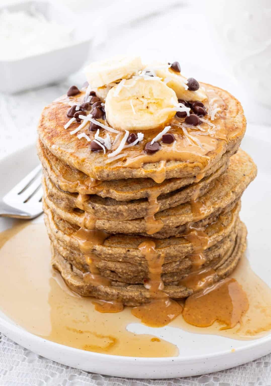 A hearty selection of protein-packed, calorie-dense breakfast options such as oatmeal, eggs, and smoothies, ideal for boosting muscle growth and energy levels.